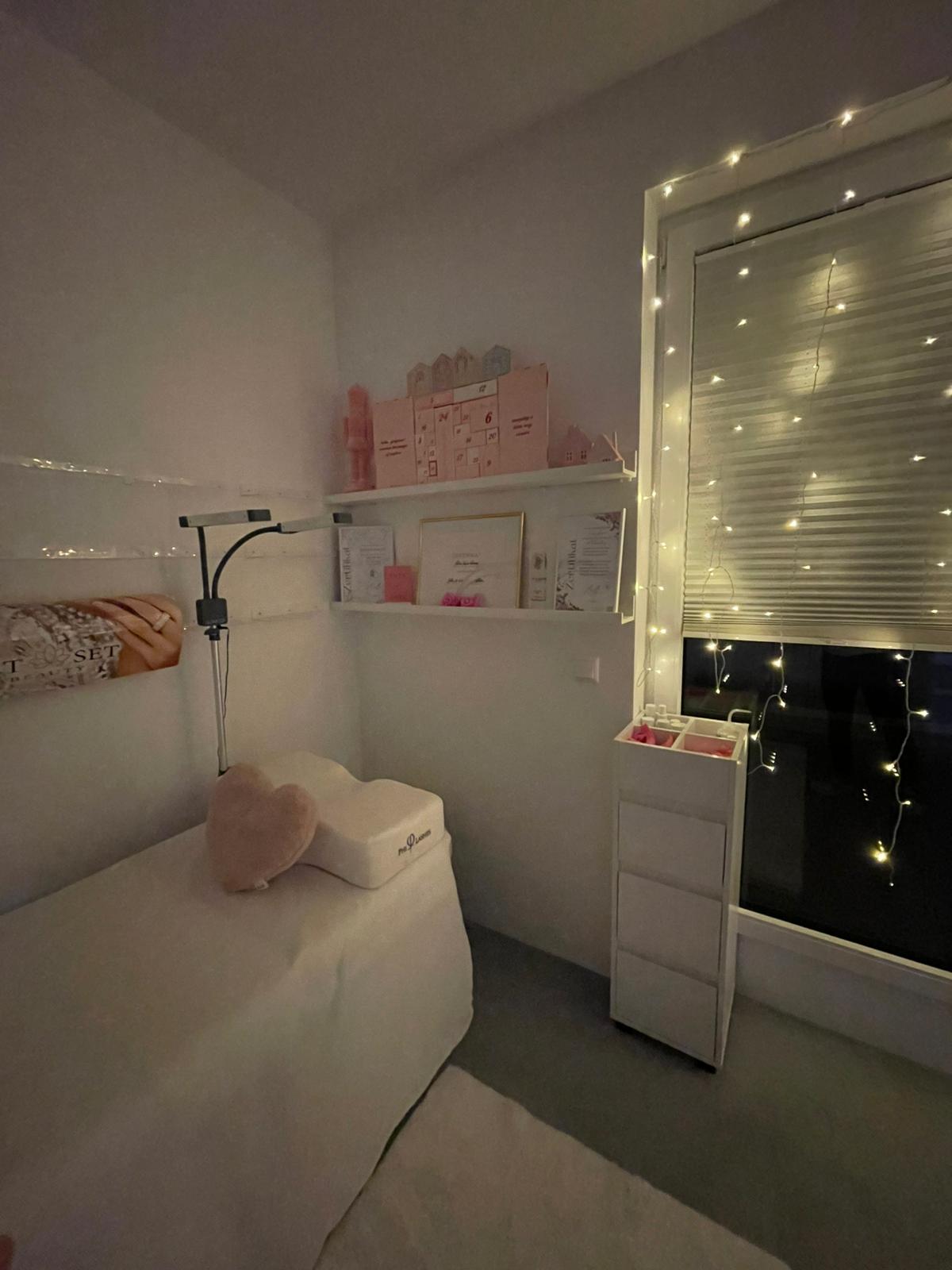 Beauty Dreams Studio - Behandlungsbereich mit Lichterketten