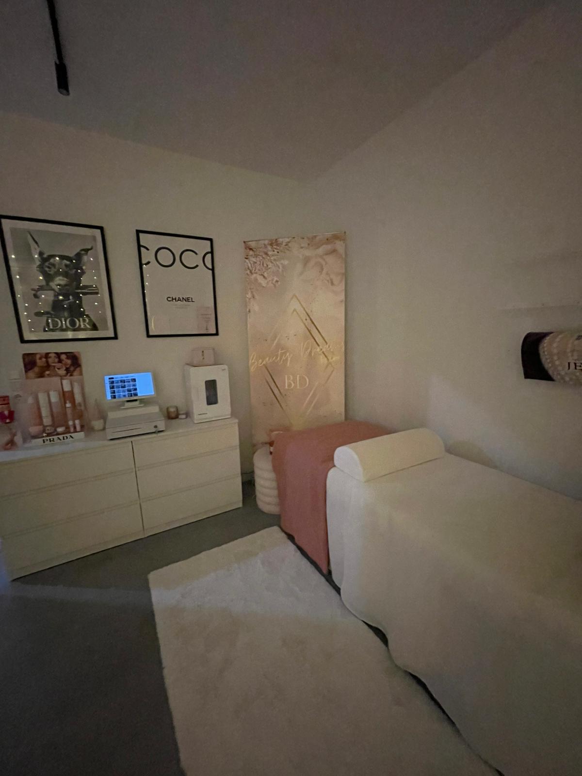 Beauty Dreams Studio - Behandlungsliege mit stimmungsvoller Beleuchtung